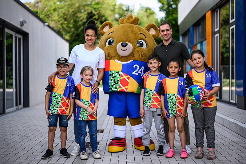 European Championship 2024 mascot in a group photo with children
