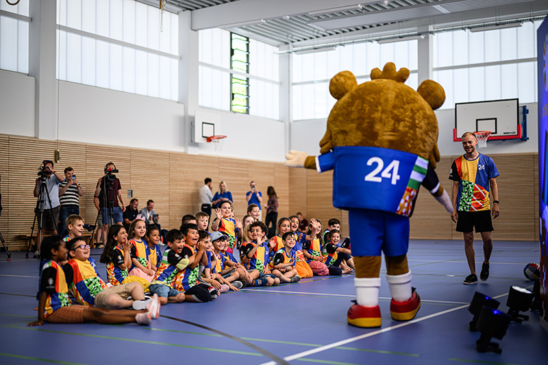 The mascot of the European Championship 2024 provides information in a gym